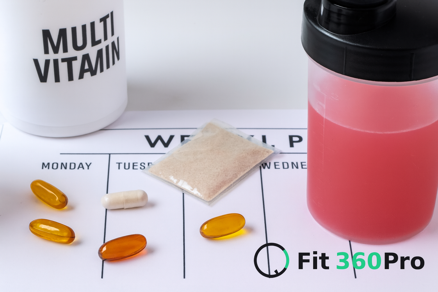 Panoramica visiva degli integratori per la stanchezza con capsule, bustine e bevande energetiche appoggiate su un planner settimanale – Fit360Pro